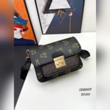 、MK新款印花 斜挎包，老花配牛皮，配禮品盒，隔層多 好收納、尺寸21*16*9