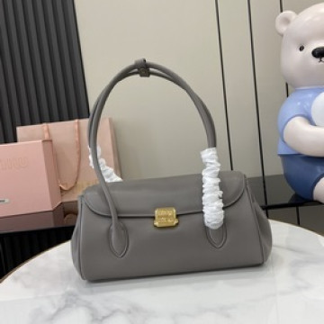 MIUMIU 24ss秋冬新款法棍包法棍設計風格引領潮流新趨勢，充滿”少女情懷