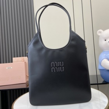 【新款】Miu 女士IVY牛皮托特單肩包這款經典托特包飾有Miu Miu字母徽