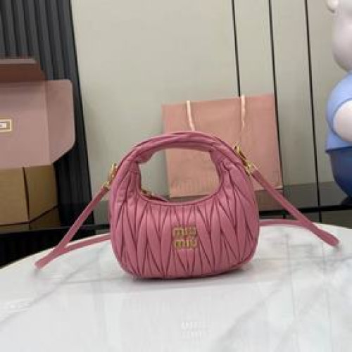 MiuMiu新品迷你MiuWander手袋，采用進口小羊皮經典品牌标志性Mate