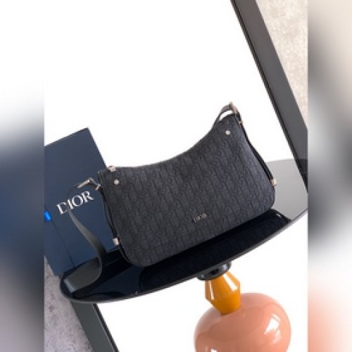 這款 Dior Slider 拉鍊水餃包是二零二五冬季男裝系列新品，高雅時尚。廓
