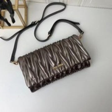 Miumiu 新款到貨采用進口小羊皮制作 （全皮款）摸上去十分有手感 配上缪缪經