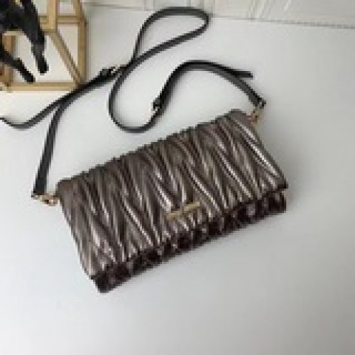 Miumiu 新款到貨采用進口小羊皮制作 （全皮款）摸上去十分有手感 配上缪缪經
