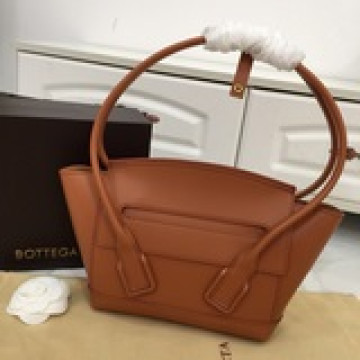 平紋小牛皮bottega veneta the arco的新設計師：dani