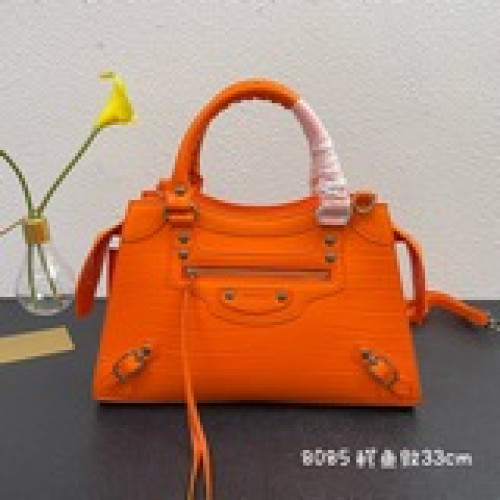 改良升級大號Balenciaga寶藏系列秋冬機車包 新寵登場啦！全新的梯形設計