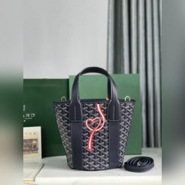 BELHARRA小號包是陽光下度假的完美伴侶，其标志性的水桶形狀和大開口設計，可