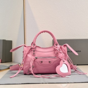 Balenciaga，新款機車包經典系列重現，時尚潮流，比舊版更簡潔大方，輕巧，