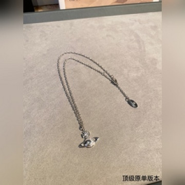 土星鑲鑽項鍊，太精緻了喜歡這種小而精緻的款，它很适合疊戴那種很精緻的飾品！這個東