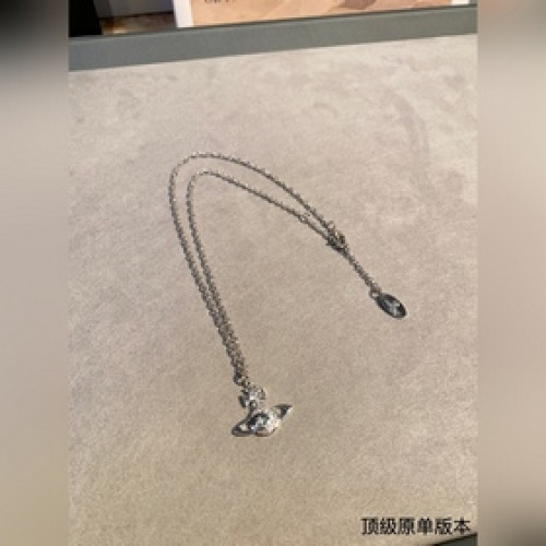 土星鑲鑽項鍊，太精緻了喜歡這種小而精緻的款，它很适合疊戴那種很精緻的飾品！這個東