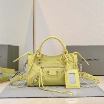 Balenciaga，新款機車包經典系列重現，時尚潮流，比舊版更簡潔大方，輕巧，