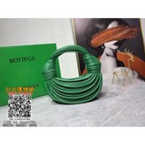 新品 bv家22新款打結包，突兀的設計理念獨處一格 羊皮材質打造。造型天