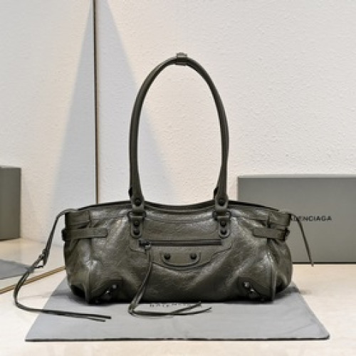 Balenciaga長款胯下長挽機車包，顔色：橄榄綠