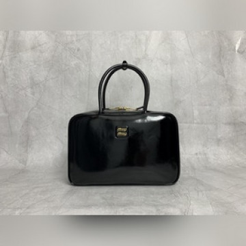 5BB117 M家新品公文包，重手工制作，采用全新油蠟漆皮材質，獨特的冰裂紋理皮