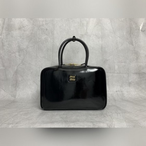 5BB117 M家新品公文包，重手工制作，采用全新油蠟漆皮材質，獨特的冰裂紋理皮