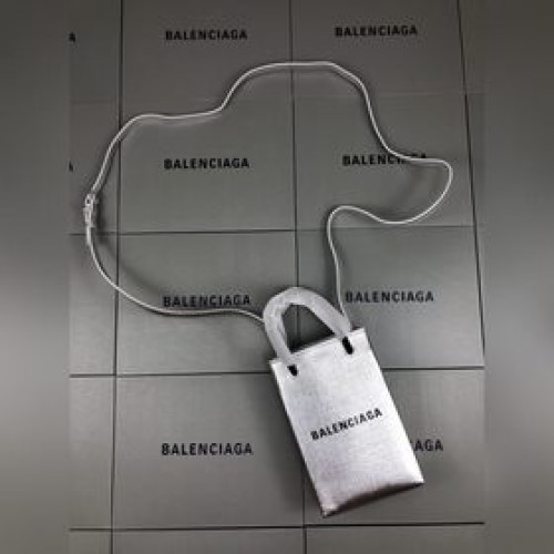 巴黎銀色，Balenciaga牛皮購物袋新成員——手機包想要帥、簡潔又不用擔心