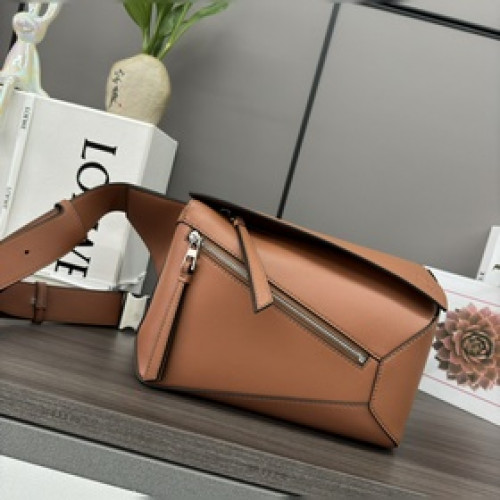 LOEWE 新版本 新款 小號經典牛皮革 Puzzle 腰包 *長方體形狀和精确