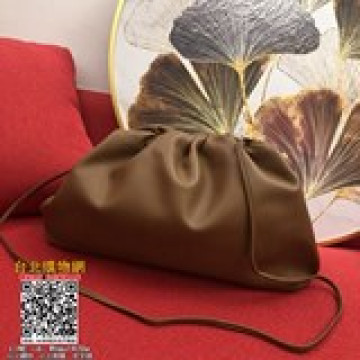 新款 感滿屏的Bottega veneta.餃子包大號，它還有一個更溫油