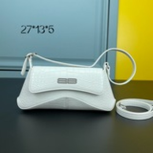 Balenciagα XX系列腋下包 很有設計感的包型 流暢的線條 皮革與金屬