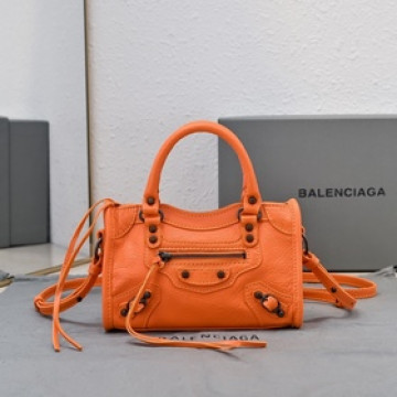 Balenciaga款 City Nano包包， nano size小巧，卻透着