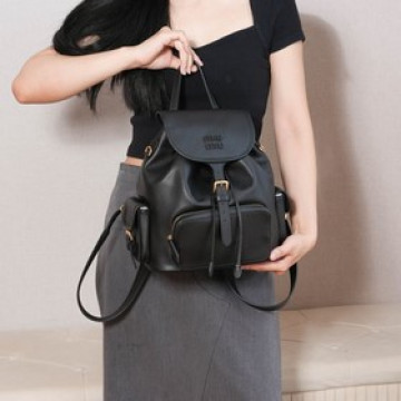 黑色大號現貨 MIUMIU新品學院風雙肩包：5BZ042，高品質小牛皮搭配厚實耐