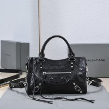 Balenciaga， 時代眼淚 機車包經典系列重現，時尚潮流，比舊版更簡潔大方