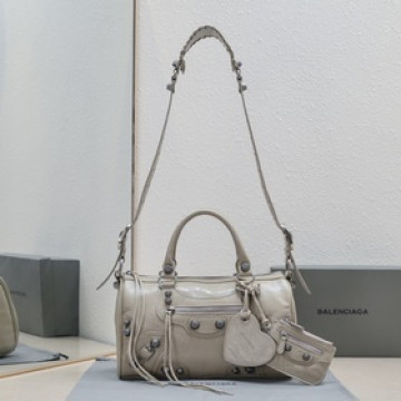 Balenciaga新款旅行包！大號30 cm*19*14，杏仁色