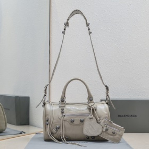 Balenciaga新款旅行包！大號30 cm*19*14，杏仁色