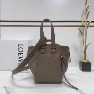 LOEWE 柔軟粒面牛皮革 緊湊Hammock Compact手袋 設計靈活百搭