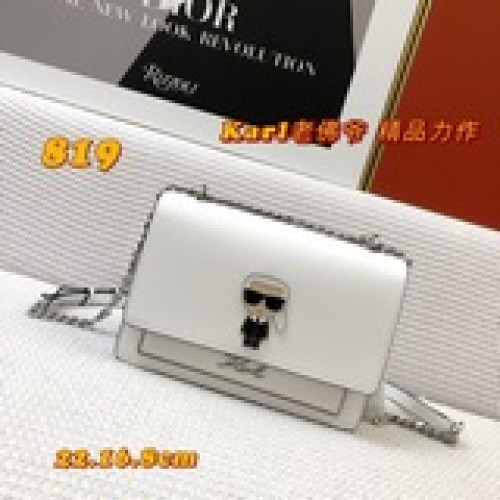 KARL度精品力作定型挎包，最重要是年輕又大衆化，容量也可以裝好多東西