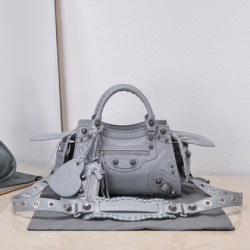 進口爆裂羊皮，顔色：淺灰，尺寸：26*13*18 Balenciaga 巴黎世家