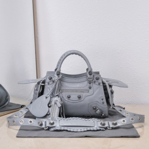 進口爆裂羊皮，顔色：淺灰，尺寸：26*13*18 Balenciaga 巴黎世家