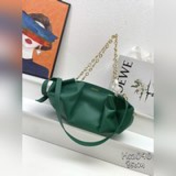配盒子，loewe羅意威最新款腋下包，牛皮材質，手提或斜跨，餃子包～尺寸35x1