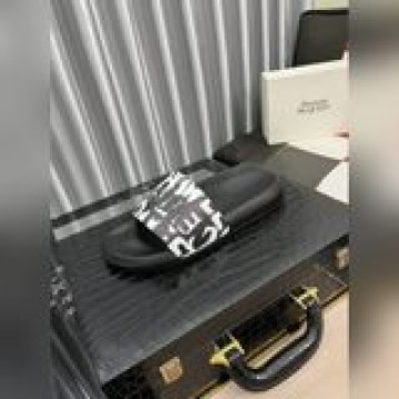 麥昆.MQ新款拖鞋出貨了原版私模大底，輕而防滑！上腳時尚.百搭，碼數：38-44