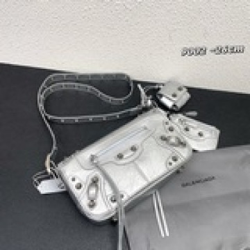 巴黎世家機車包，郵差包，重磅新款王炸登場la ，可調節編織肩帶附加孔眼  腋下