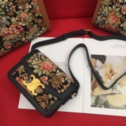 花布配皮，自C推出最新帆布經典設計風格展現了複古、簡潔及自信。時尚的尖端，毫無時