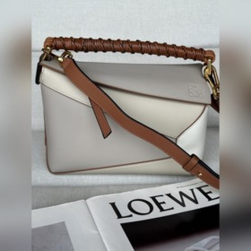 灰白拼 loewe puzzle經典編織的手提帶更具特色，讓人一見難忘 型號30