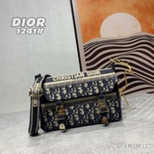 配盒子dior新款郵差包，在經典信使包的基礎上精心設計，融入 dior 的标志性