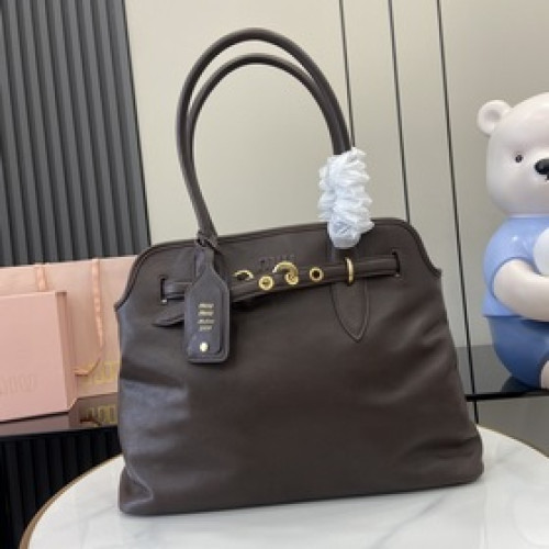 【新款】原廠皮Miu女士Nappa羊皮革手提包，靈感源自于典藏設計，結構經過調整