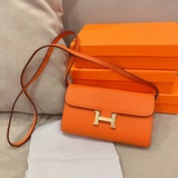 h家出新品咯 constance 康康woc 斜挎包也可以當手包使用 配置肩帶