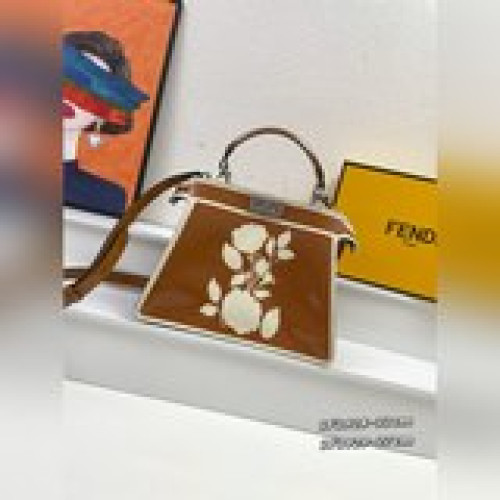 -470FENDIIconic  eekaboo ISeeU中號手袋，帆布和漆