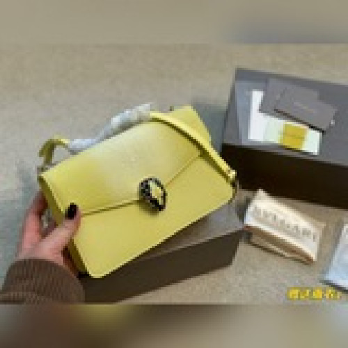 折疊盒尺寸21.13寶格麗 蛇頭信封包珍珠魚皮雖然身材嬌小 但容量卻是不