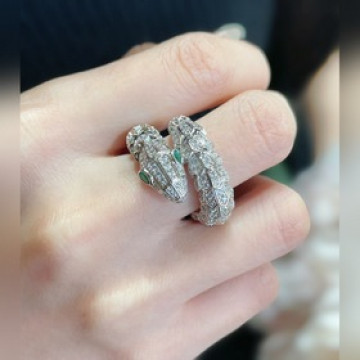 亞金 寶格麗多多蛇戒指 鑲嵌祖母綠 ，白锆石 飾以密鑲鑽石 蛇作為性感與美麗的象
