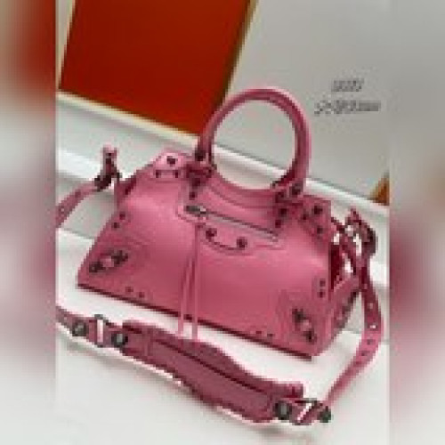 大號 Balenciagα巴黎最新款Neo cagole機車包這次配備了愛心小