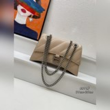 【頭層皮】 Balenciag*最新 Crush 包款強勢登場！高級感滿滿上身