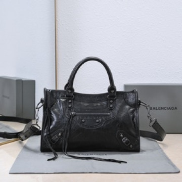 Balenciaga， 時代眼淚 機車包經典系列重現，時尚潮流，比舊版更簡潔大方
