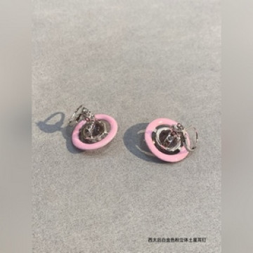 西太後Vivienne土星粉色琺琅星球耳環 女人必備單品list裡，首飾是整體搭