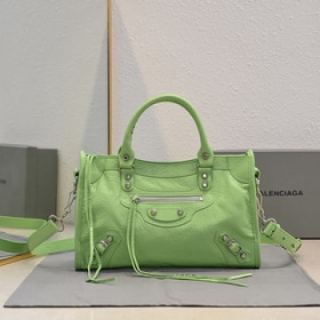 Balenciaga， 時代眼淚 機車包經典系列重現，時尚潮流，比舊版更簡潔大方