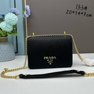 頂級原版！P家專櫃最新爆款1BD133＃到貨原版品質，新潮設計，鍊條肩帶，進口納