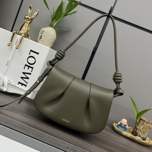 LOEWE 新款 閃亮納帕牛皮革Paseo包 做工精緻 廓形簡潔，優雅。獨特、柔