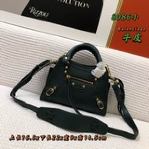 Balenciaga王炸系列機車包 秋冬新寵登場啦！全新的梯形設計的手袋，鳄魚紋